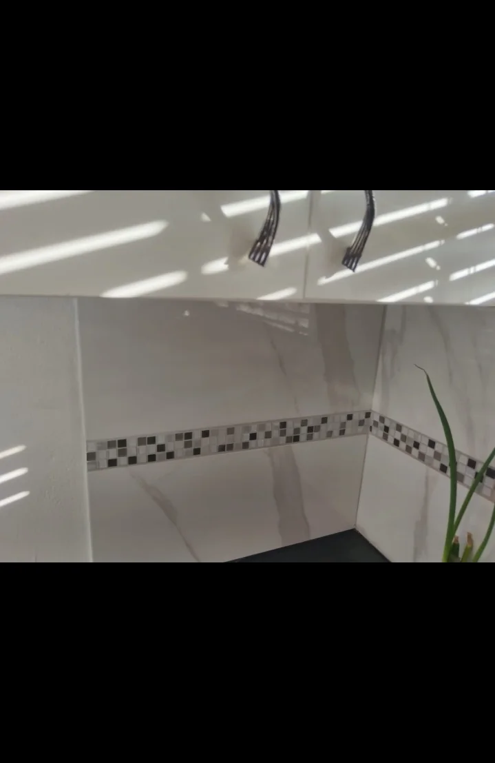 Modern kitchen backsplash wall tiling